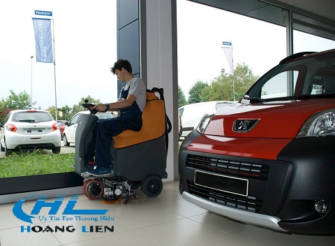 Máy chà sàn ngồi lái được nhiều doanh nghiệp lựa chọn trong vệ sinh công nghiệp