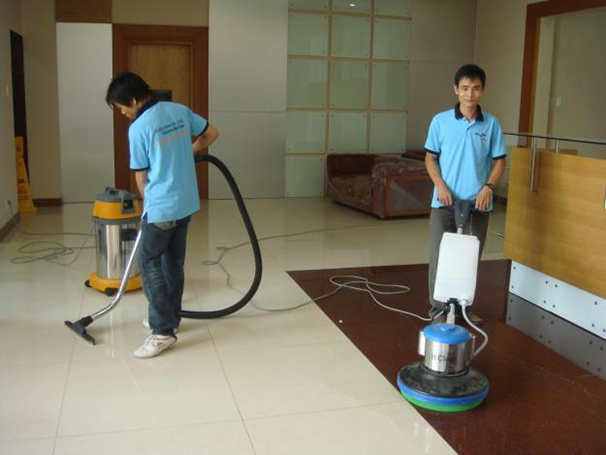SỬ dụng máy hút bụi để làm sạch nhà xươgnr